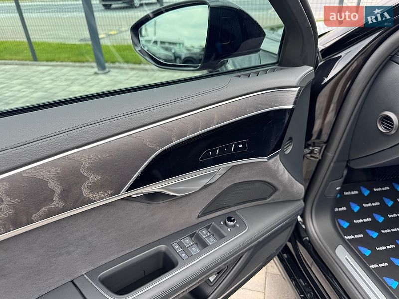 Седан Audi A8 2024 в Рівному