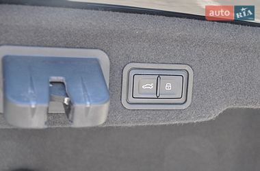 Седан Audi A8 2015 в Одесі
