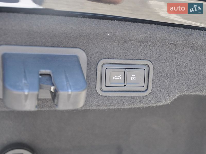 Седан Audi A8 2015 в Одесі