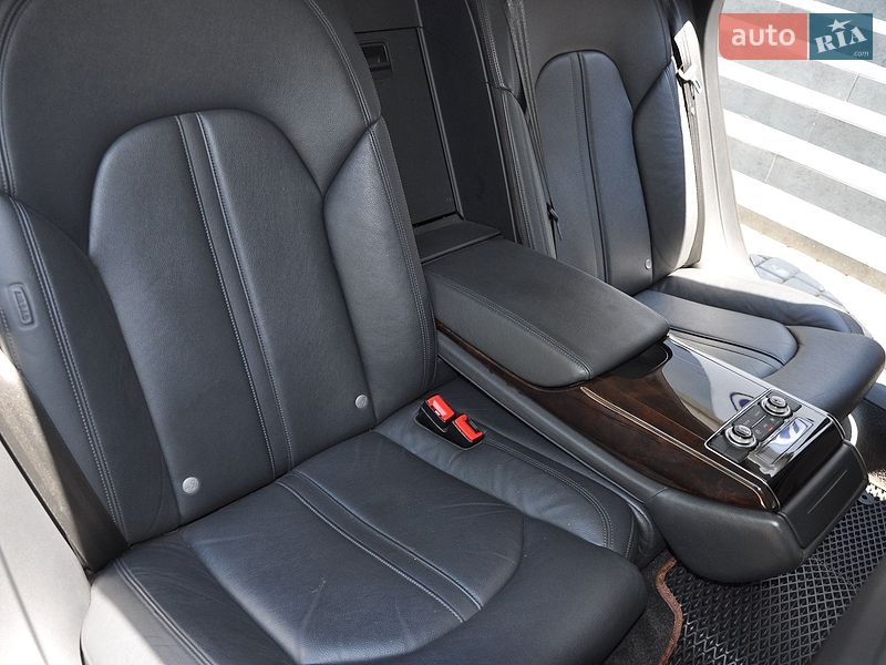 Седан Audi A8 2015 в Одесі