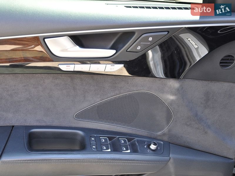 Седан Audi A8 2015 в Одесі