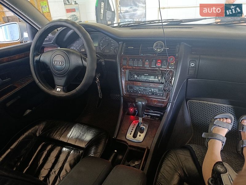 Седан Audi A8 1997 в Чернівцях