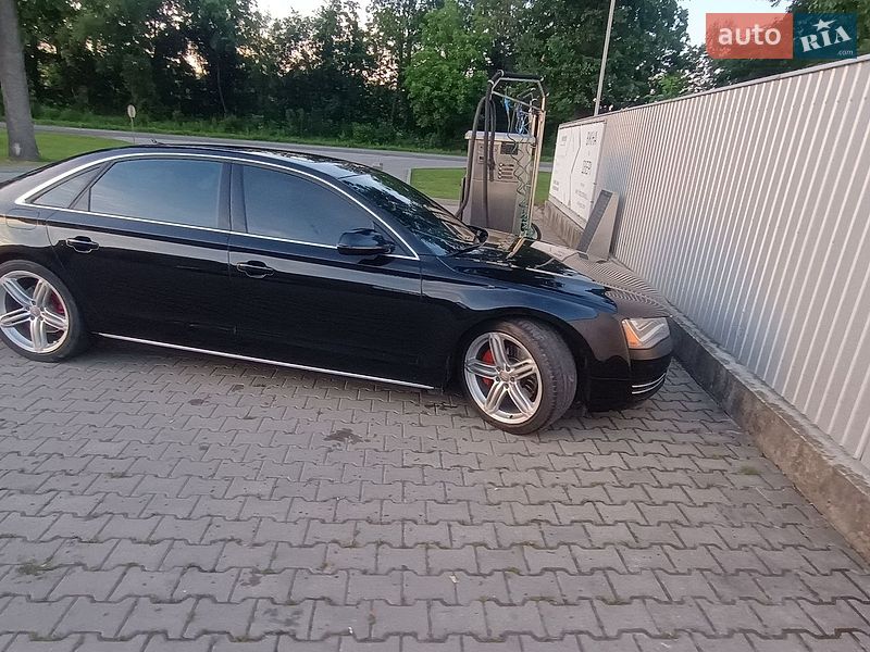 Седан Audi A8 2012 в Новоселице