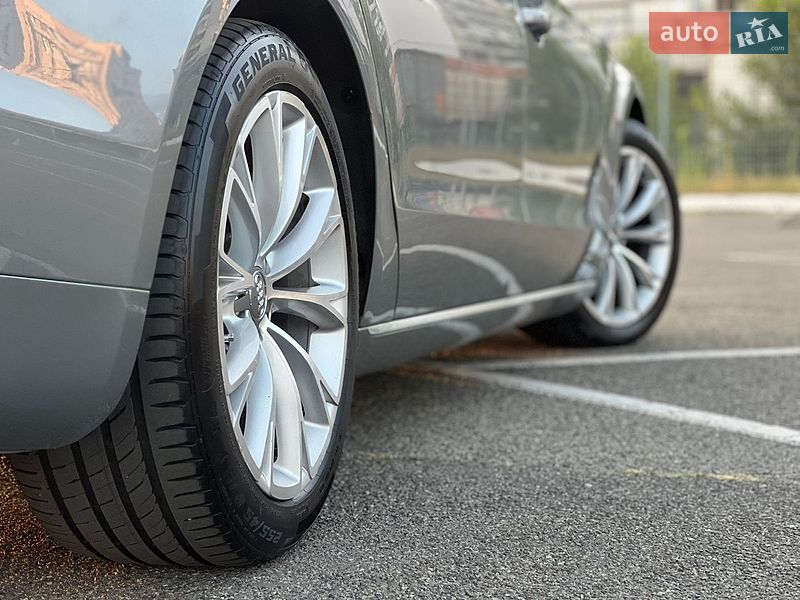 Седан Audi A8 2013 в Киеве