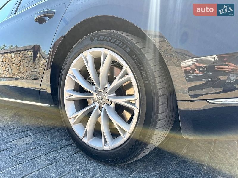Седан Audi A8 2015 в Киеве