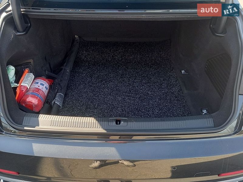 Седан Audi A8 2018 в Полтаві