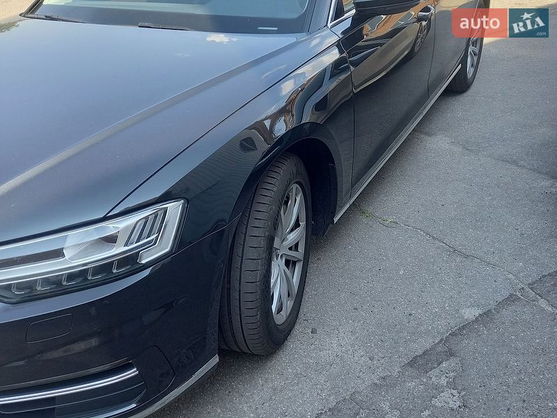Седан Audi A8 2018 в Полтаві
