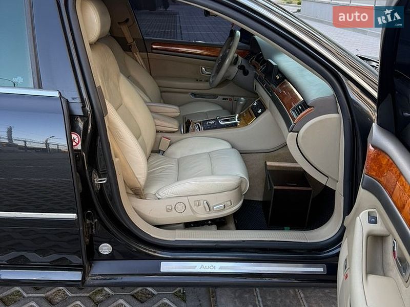 Седан Audi A8 2004 в Ровно