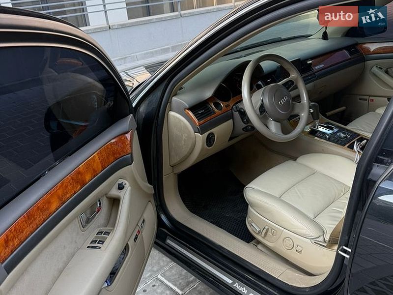 Седан Audi A8 2004 в Ровно