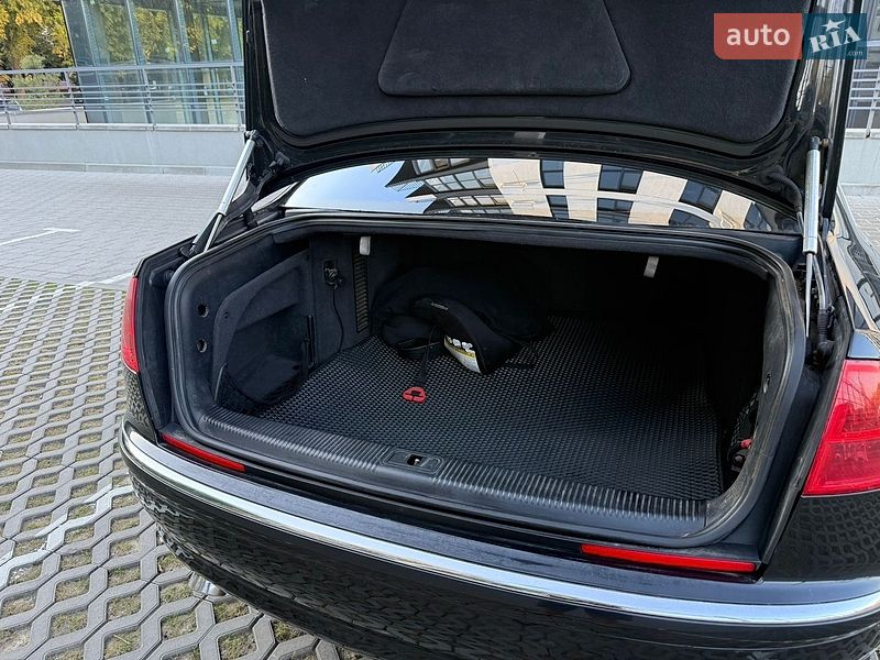 Седан Audi A8 2004 в Ровно