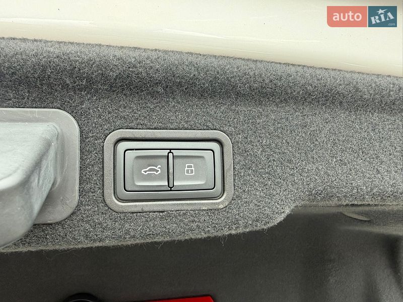 Седан Audi A8 2017 в Киеве