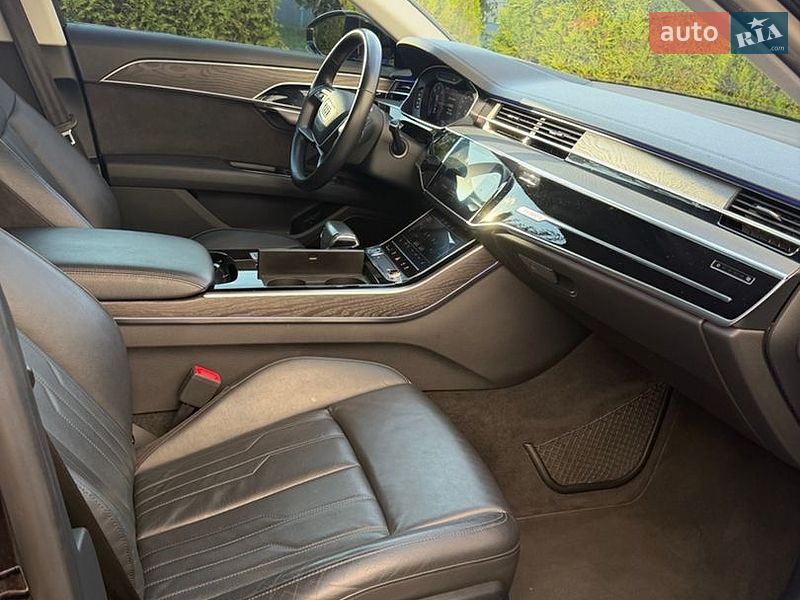 Седан Audi A8 2018 в Іршаві