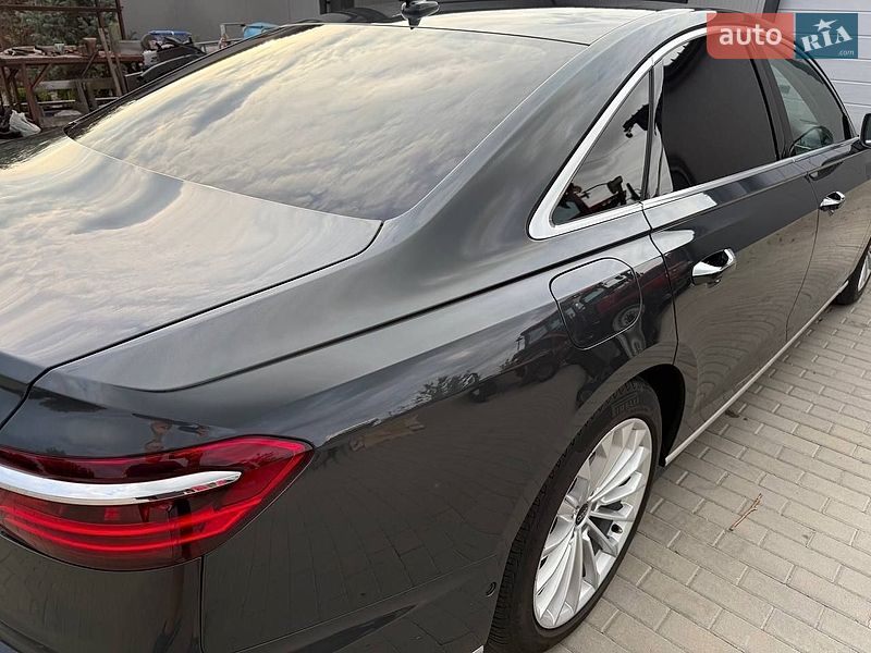 Седан Audi A8 2023 в Києві