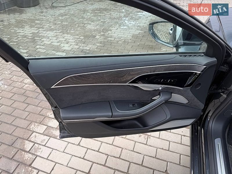 Седан Audi A8 2023 в Києві