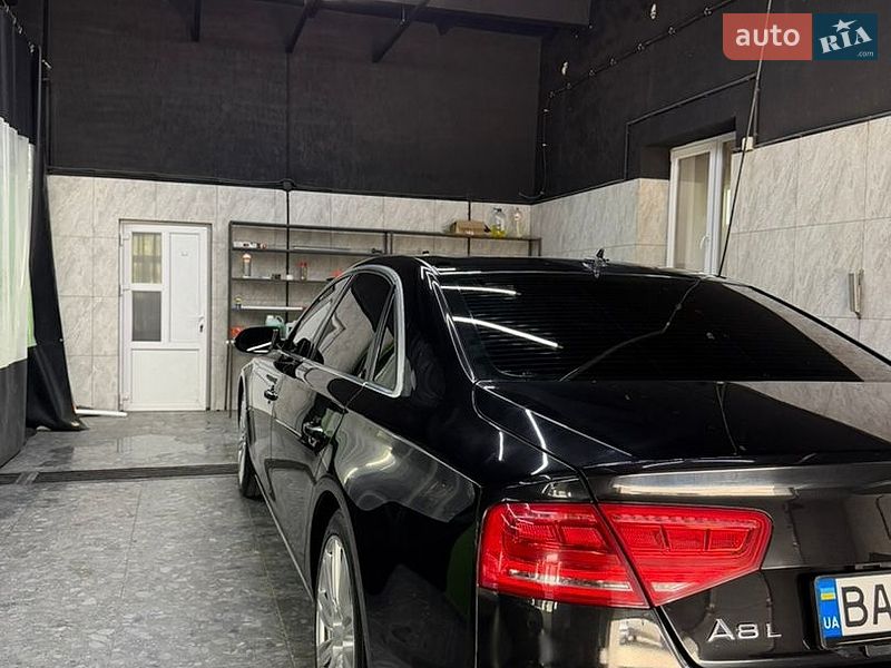 Седан Audi A8 2013 в Надворной