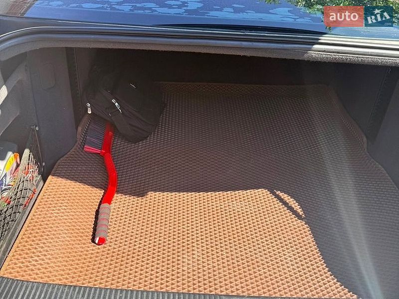 Седан Audi A8 2005 в Іваничах
