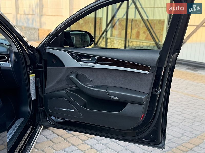 Седан Audi A8 2012 в Тернополі