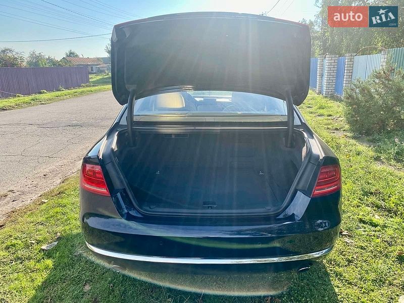 Седан Audi A8 2010 в Глобиному