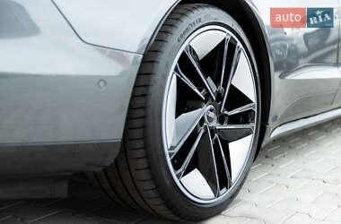 Лифтбек Audi e-tron GT 2021 в 