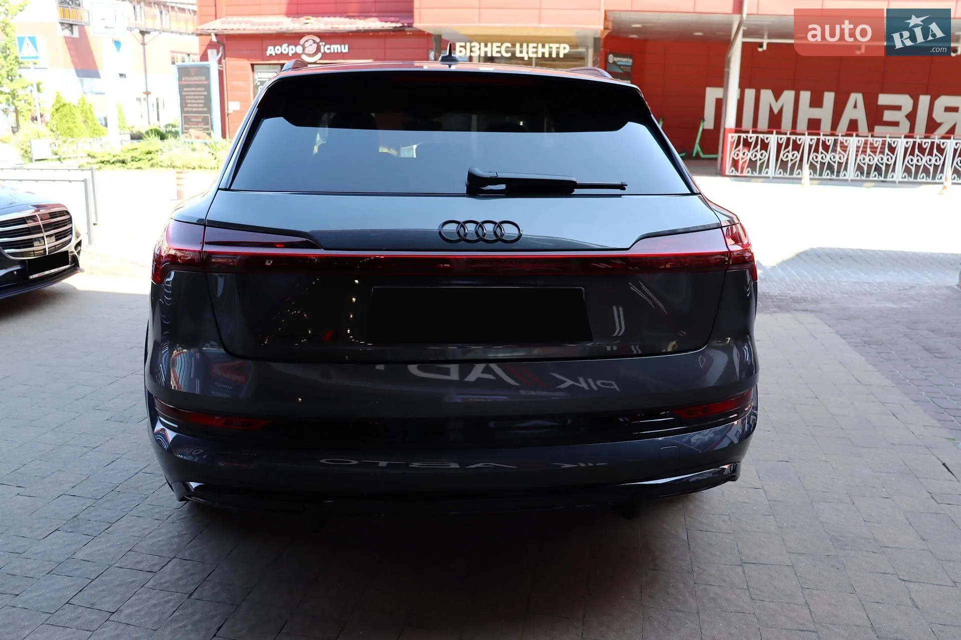 2022 Audi e-tron S - мініатюра 7