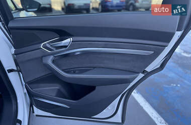 Позашляховик / Кросовер Audi e-tron S 2022 в 