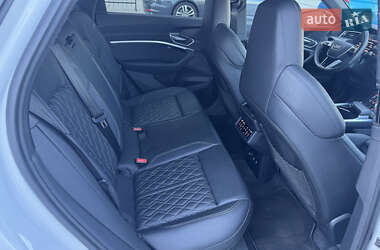 Позашляховик / Кросовер Audi e-tron S 2022 в 