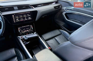 Позашляховик / Кросовер Audi e-tron S 2020 в 