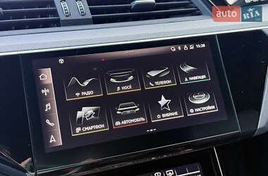 Позашляховик / Кросовер Audi e-tron S 2020 в 