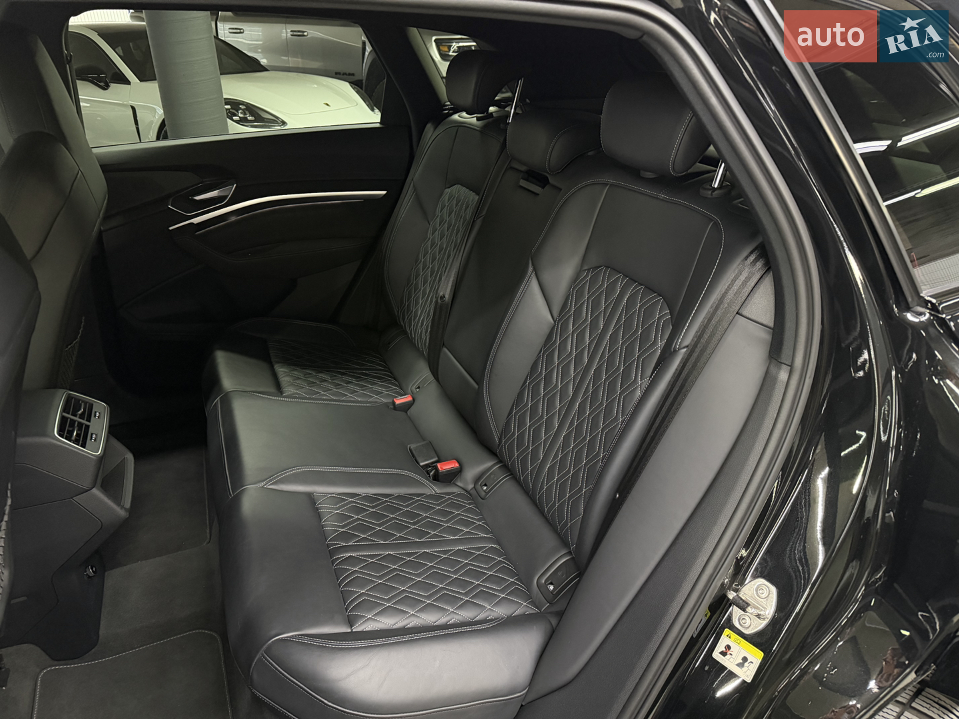 2022 Audi e-tron S - мініатюра 23