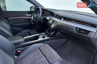 Позашляховик / Кросовер Audi e-tron Sportback 2021 в 