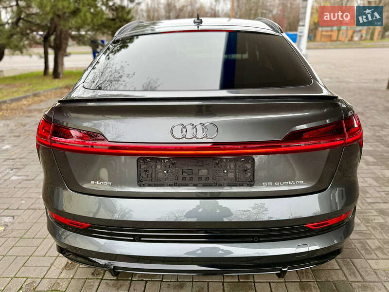 Позашляховик / Кросовер Audi e-tron Sportback 2022 в Дніпрі