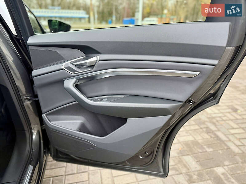 Позашляховик / Кросовер Audi e-tron Sportback 2022 в Дніпрі