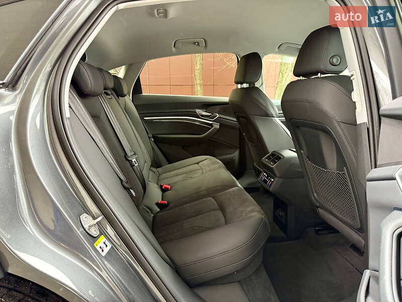 Позашляховик / Кросовер Audi e-tron Sportback 2022 в Дніпрі