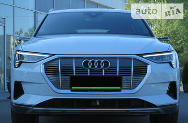 Позашляховик / Кросовер Audi e-tron 2019 в 