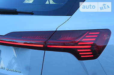 Позашляховик / Кросовер Audi e-tron 2019 в 