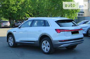 Позашляховик / Кросовер Audi e-tron 2019 в 
