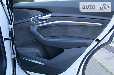 Позашляховик / Кросовер Audi e-tron 2019 в 