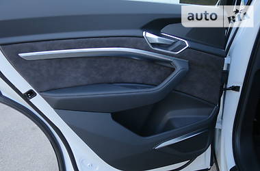 Позашляховик / Кросовер Audi e-tron 2019 в 