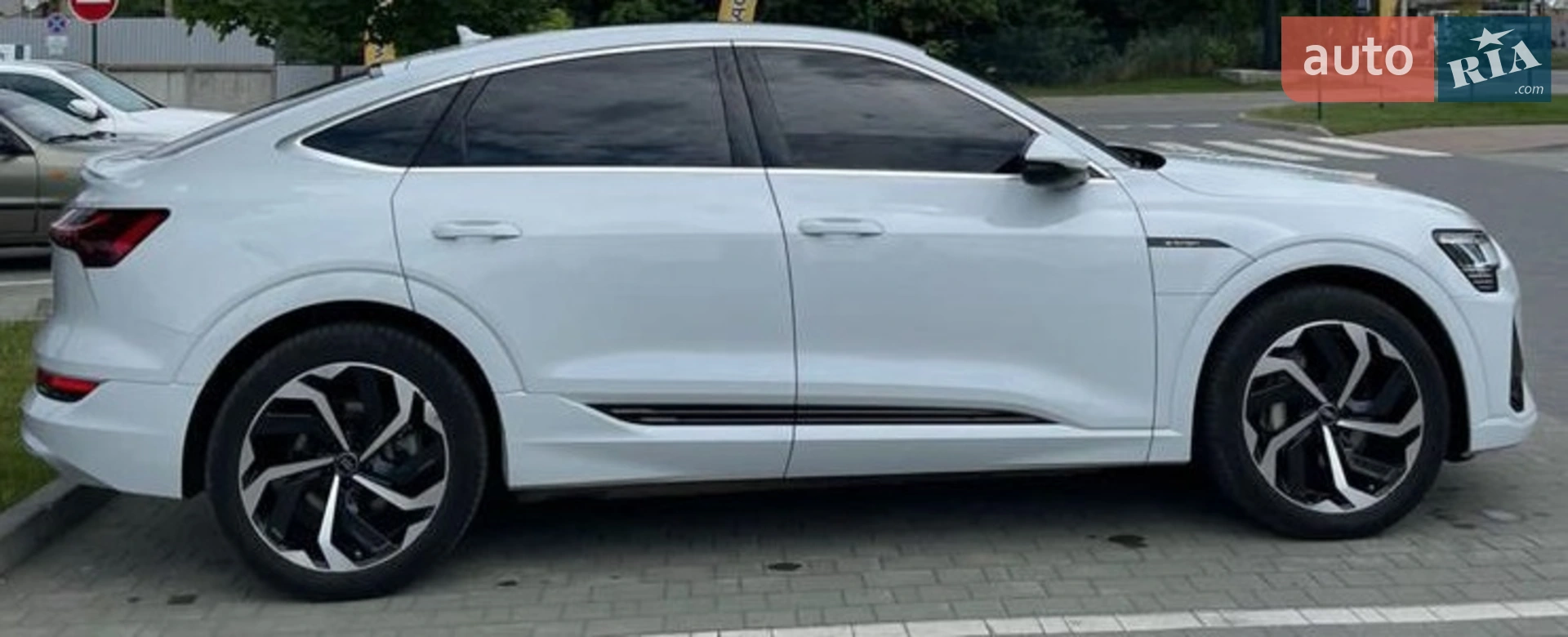2020 Audi e-tron - мініатюра 2