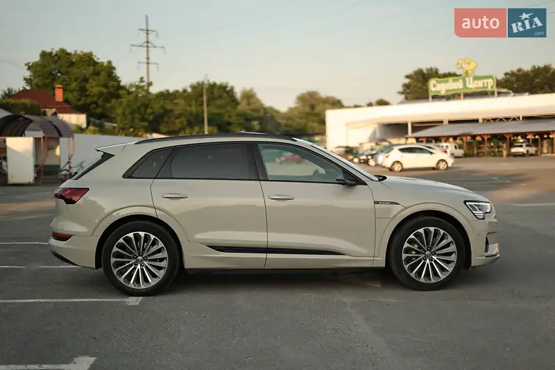 Внедорожник / Кроссовер Audi e-tron 2020 в 