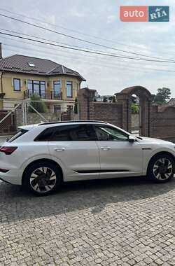 Позашляховик / Кросовер Audi e-tron 2021 в 