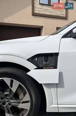 Позашляховик / Кросовер Audi e-tron 2021 в 