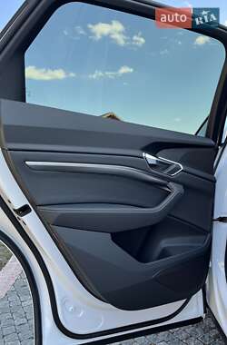 Позашляховик / Кросовер Audi e-tron 2021 в 