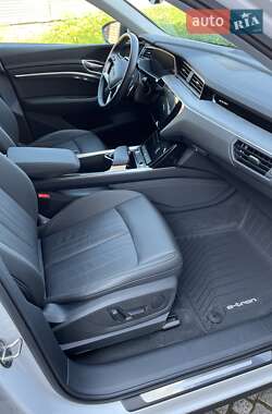 Позашляховик / Кросовер Audi e-tron 2021 в 