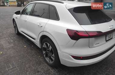 Внедорожник / Кроссовер Audi e-tron 2022 в 