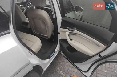 Внедорожник / Кроссовер Audi e-tron 2022 в 