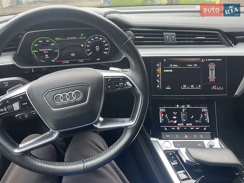 Позашляховик / Кросовер Audi e-tron 2019 в Косові