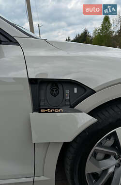Внедорожник / Кроссовер Audi e-tron 2020 в 