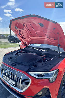 Внедорожник / Кроссовер Audi e-tron 2022 в 