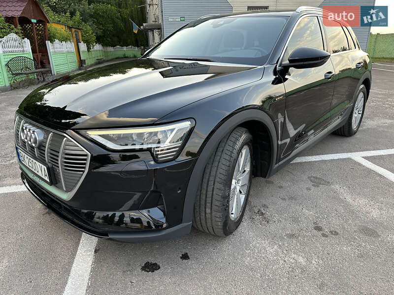 Позашляховик / Кросовер Audi e-tron 2019 в Дубні